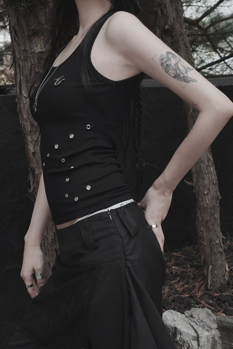 silent symbol eyelet sleeveless (black)