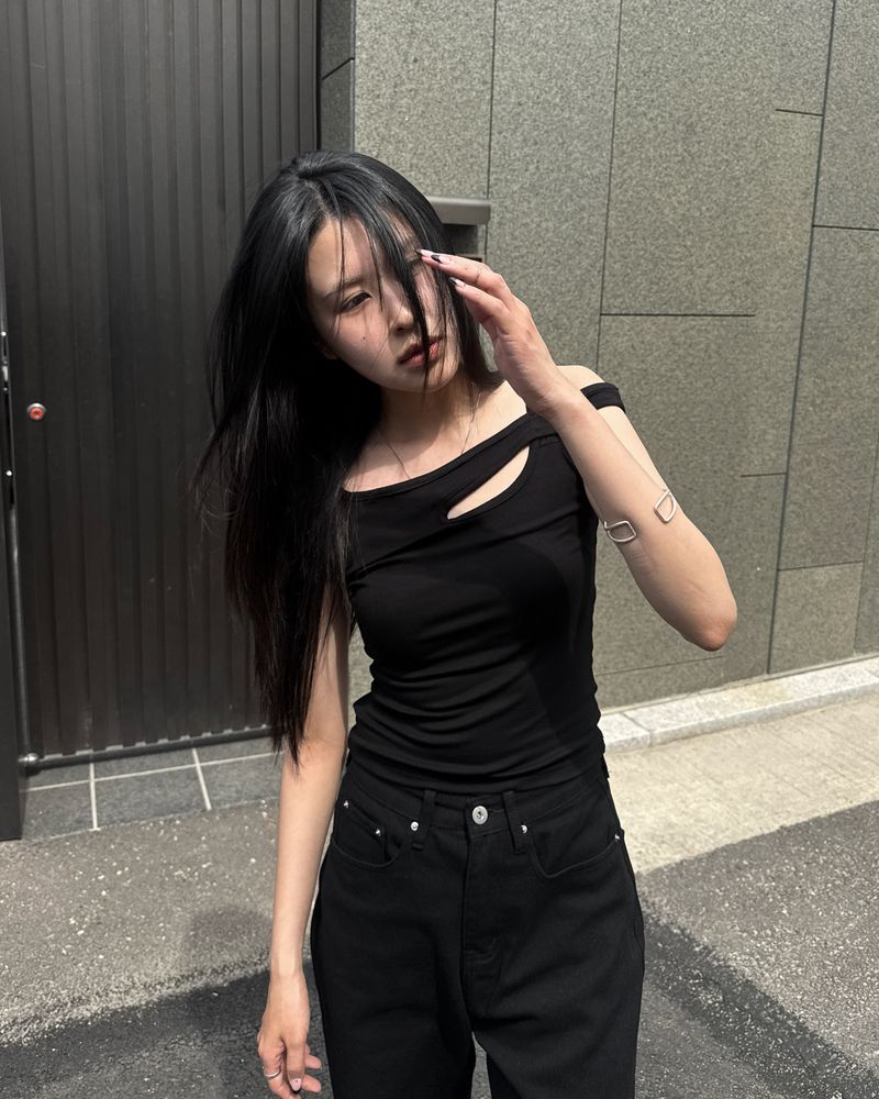  CUTOUT STRAP T-SHIRT