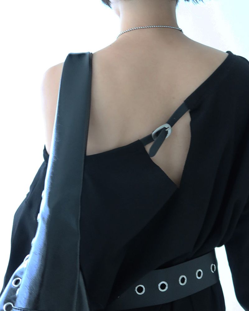 Buckle backless off-shoulder sweatshirt