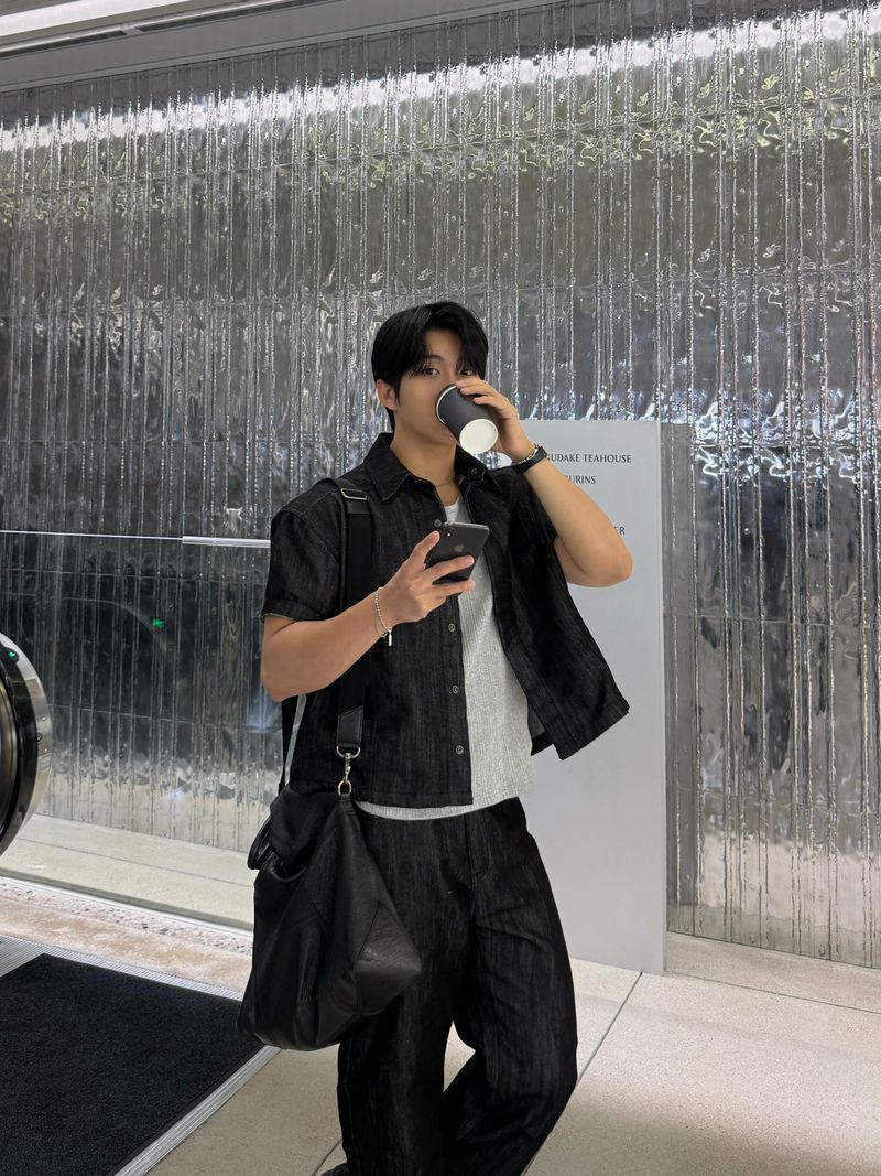 Glossy cropped muscle jacket