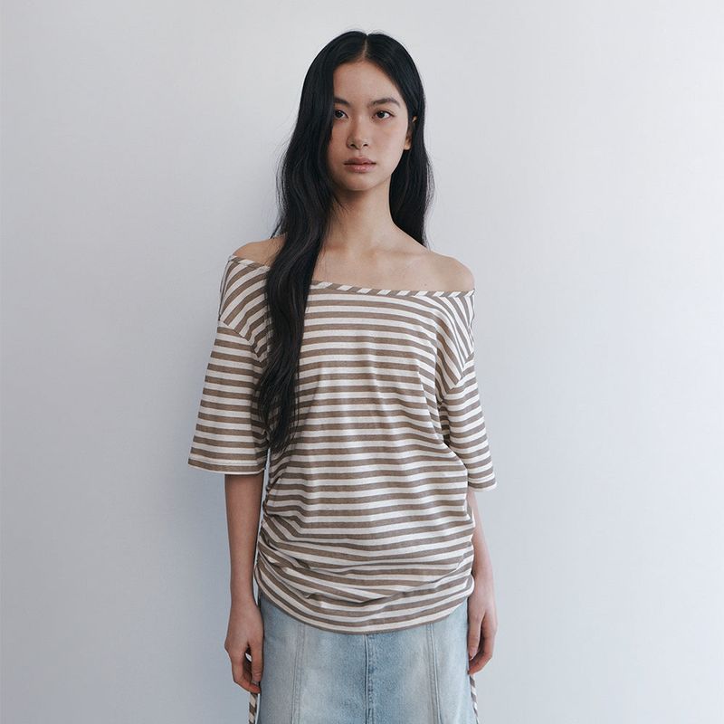 C SIDE SHIRRING OFF-SHOULDER T-SHIRT_BEIGE