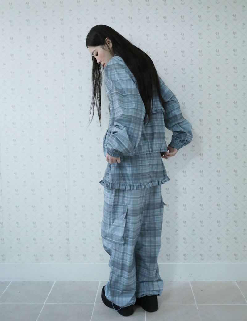 UGLYSHADOW（アグリーシャドウ）の「ラッフルチェッカードスカートカーゴパンツ(ブルー)（パンツ）」