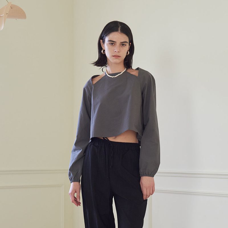 TMO BY 13MONTH(ティーエムオーバイサーティーンマンス)の「HALTER NECK BLOUSE (CHARCOAL)(Tops)」