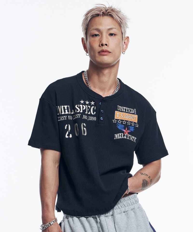 EASY NO EASY(イージーノーイージー)の「Military Emblem Henley Neck Cropped T-Shirt - Black(Tops)」