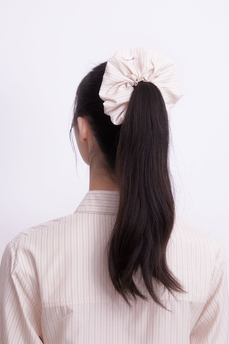 Innermuseum（インナーミュージアム）の「Vanilla stripe hair scrunchie（Hair Accessories）」