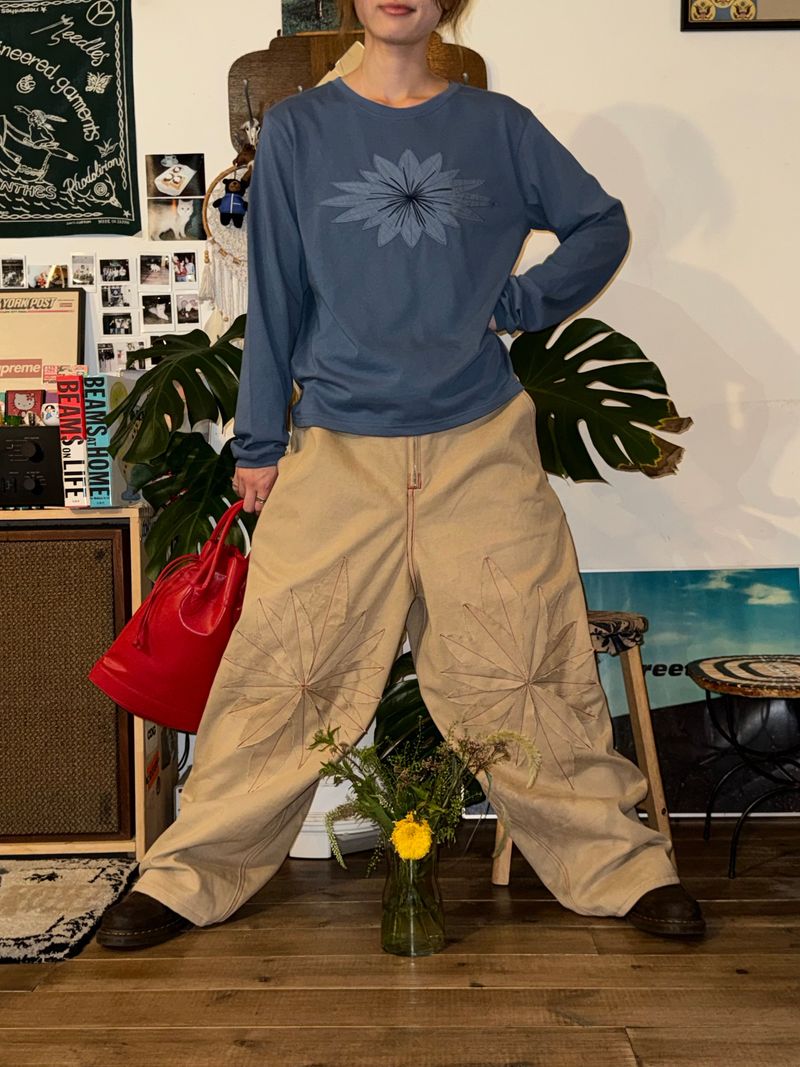 GGOTT（ゴット）の「ワイルドフラワーアップリケパンツ _ ベージュ＆レッド（パンツ）」