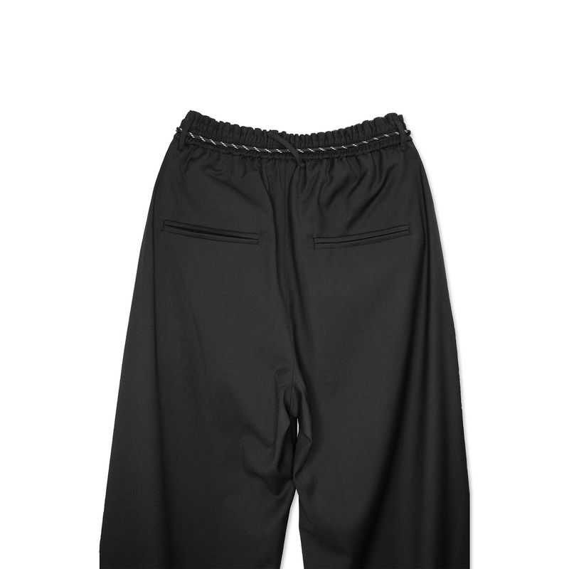 The Lower Pocket Detail Slacks / Black
