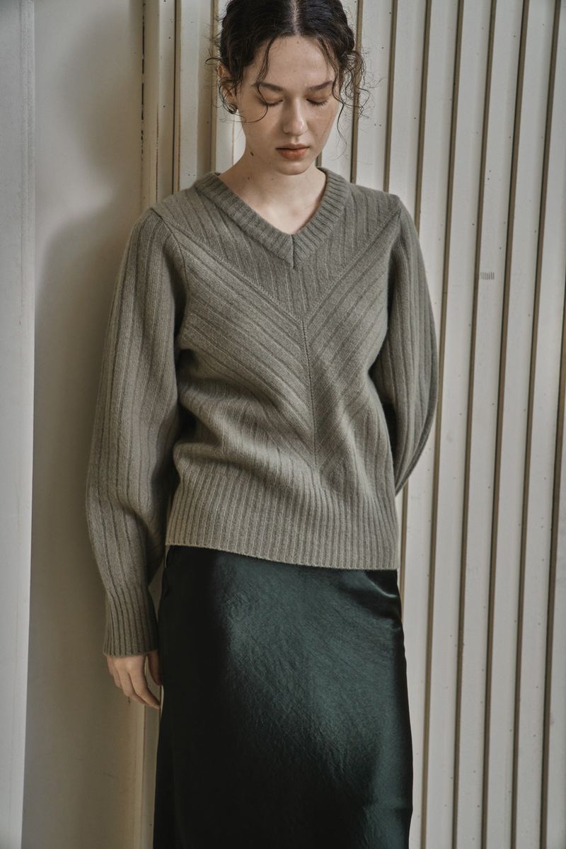RIBBED V-KNIT TOP_L.GREEN