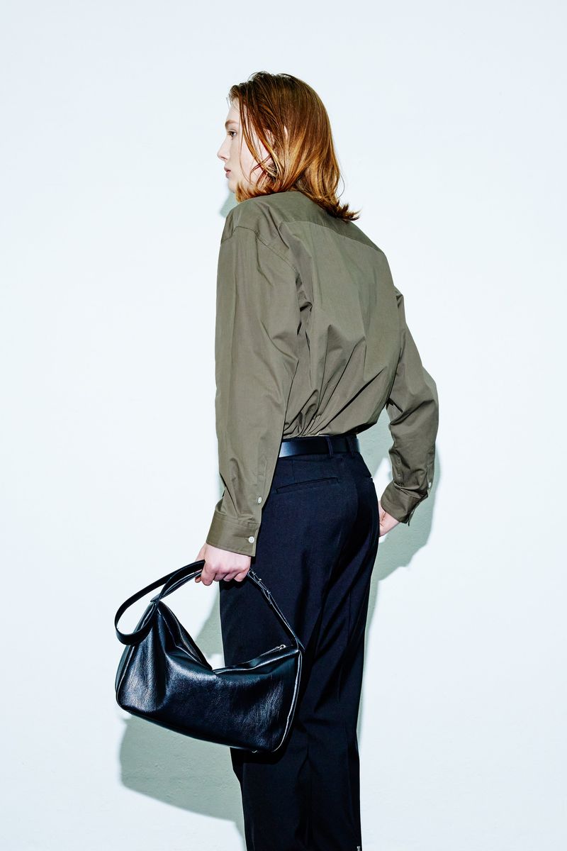 crinkle leather width cross bag black