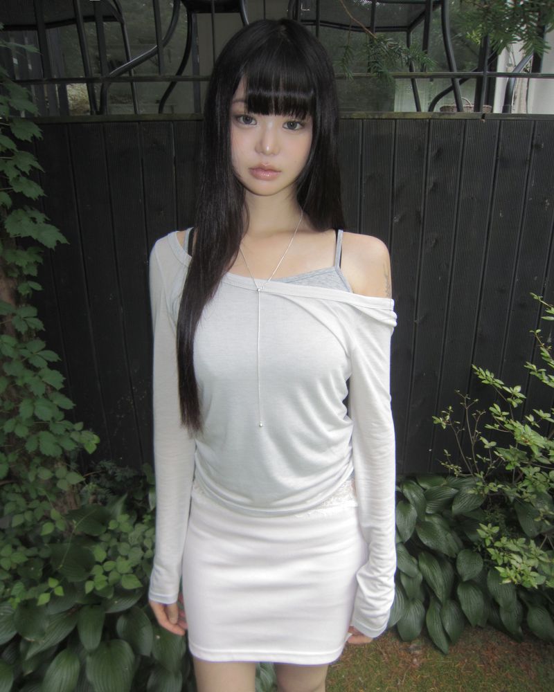 Biljeun Deep U-Neck Long-Sleeve T-Shirt