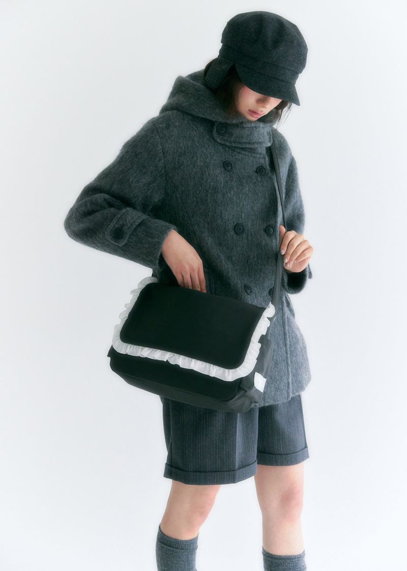 poie（ポイエ）の「フリルメッセンジャーバッグ (charcoal)（バッグ）」