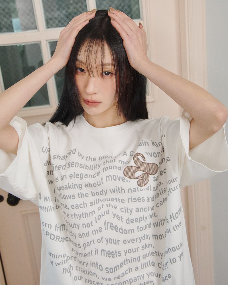 UPDRAFT（アップドラフト）の「Updraft オーバーサイズアートワークTシャツ [ホワイト]（トップス）」