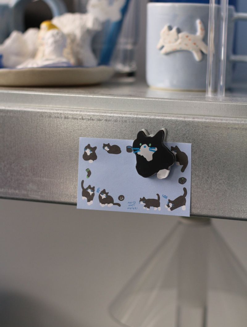 Magnet tuxedo cat