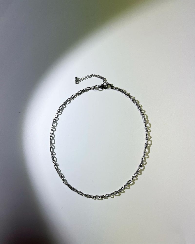 Simple thin two shape chain