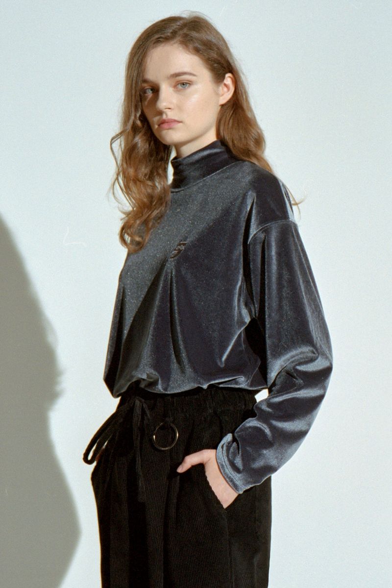 ドロップショルダーベルベットタートルネックTシャツ
