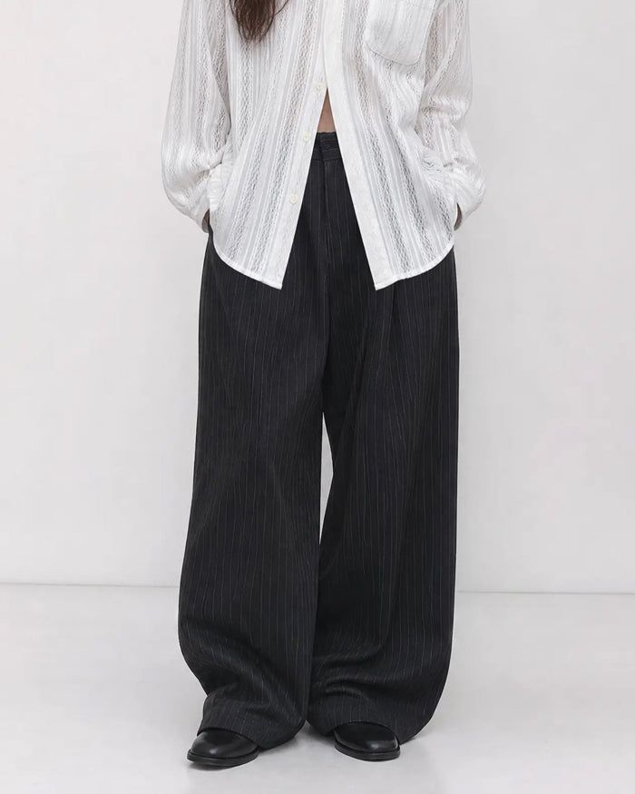 KIXI（キッシー）の「(UNISEX) ピンタック ストライプ ワイド スラックス（パンツ）」