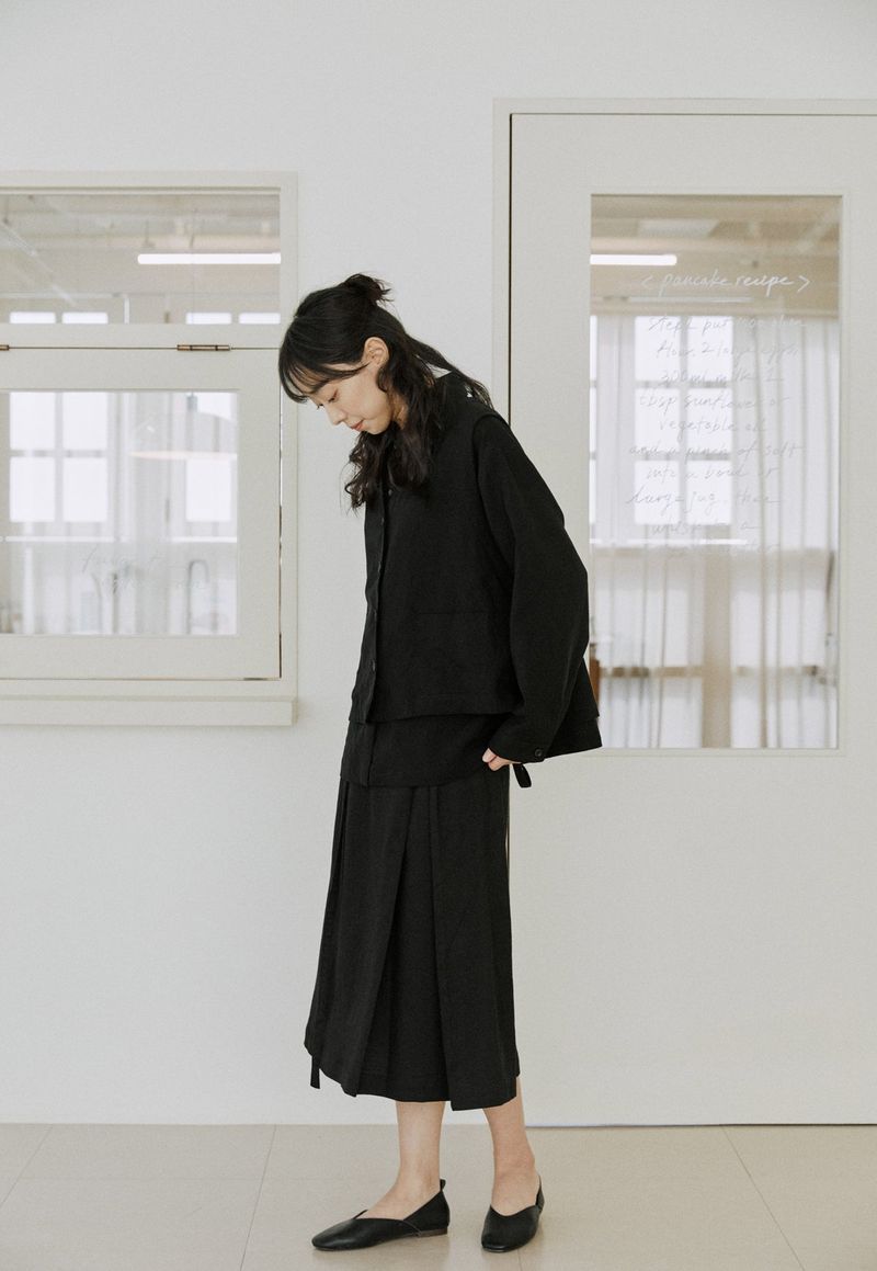 button skirt black