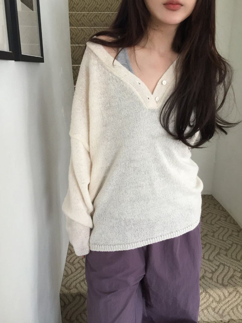 howu（ハウユ）の「ベナラージVネックボタンニット (5c)（トップス）」