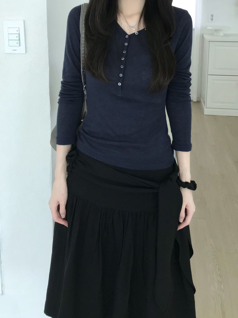 Kitten（キッテン）の「Cozen V-neck button T-shirt (4 colors)（Tops）」