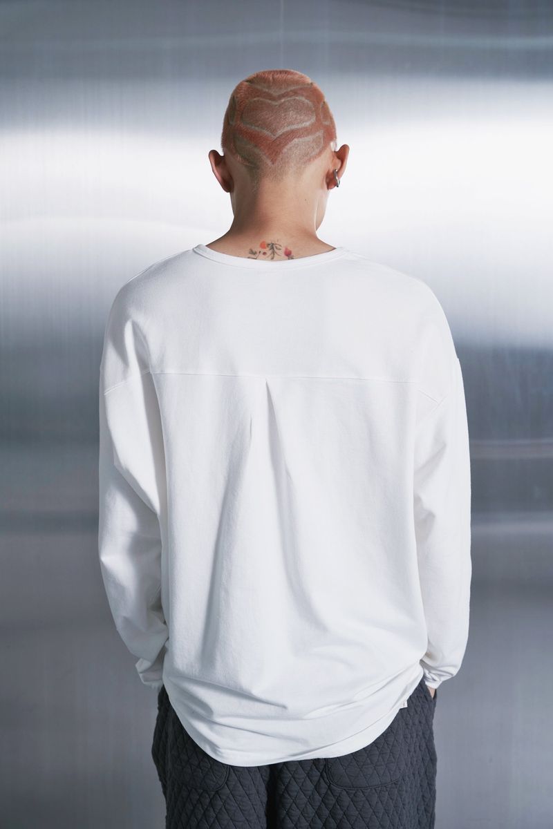 ESSENTIAL PLEAT U-NECK TEE (Off-White)