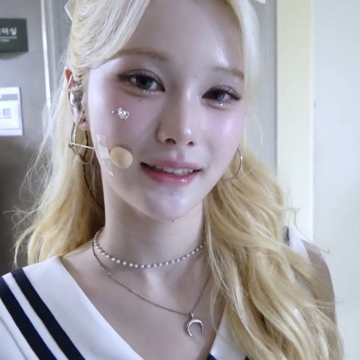 [Anti-tarnish/IDLE Shuhua Necklace] Upside Down Crescent Moon Pearl Layered Necklace - Silver
