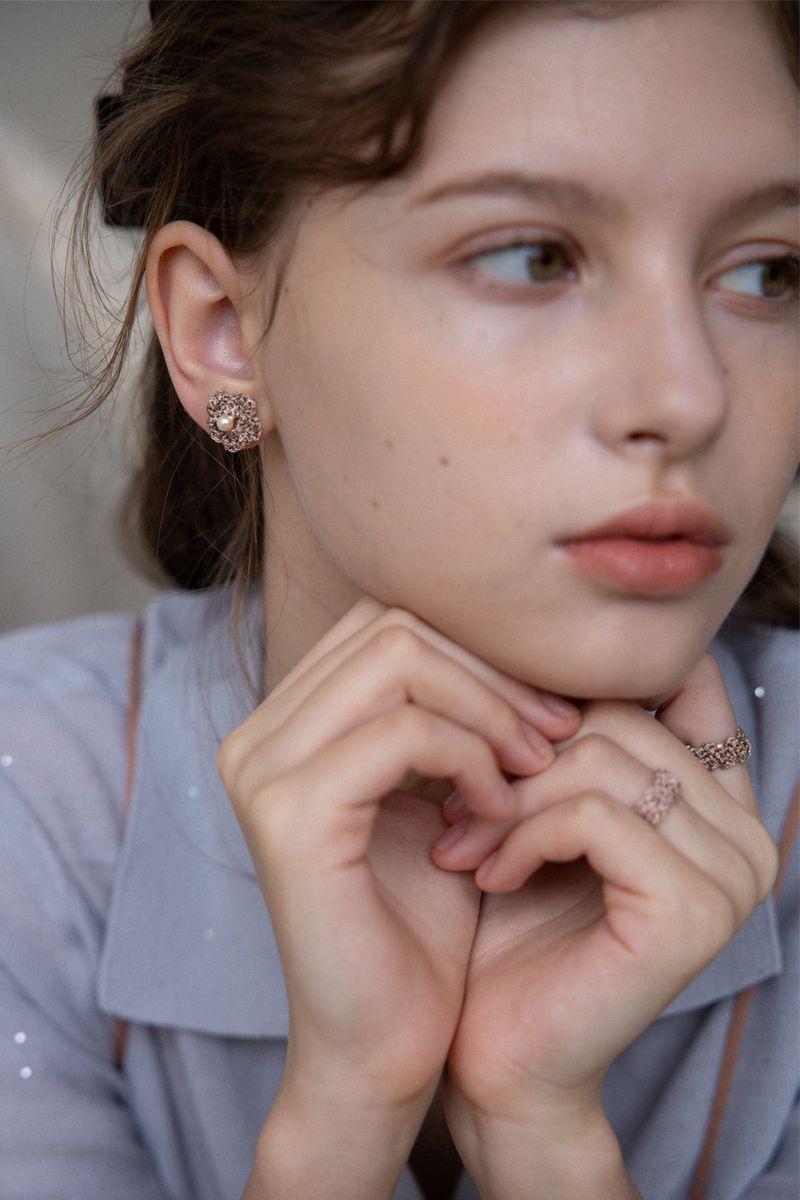 Gleaming knit flower earring (Mocha)