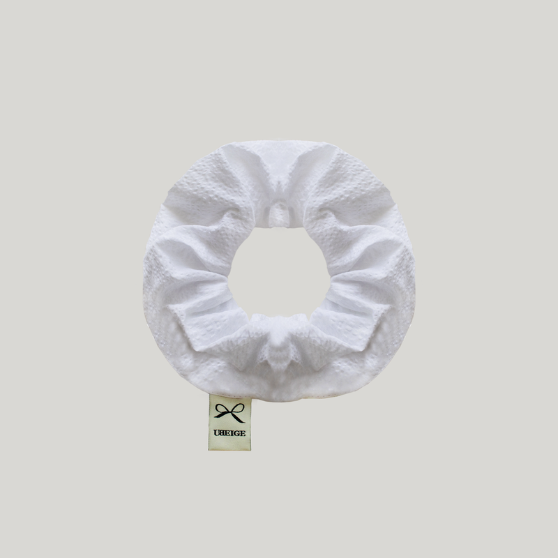 UBEIGE（ユーベイジ）の「White Seersucker Scrunchie（Hair Accessories）」