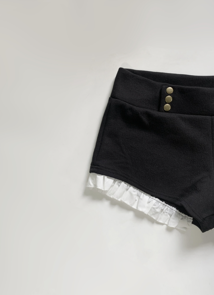 Tinker Lace Low-Rise Shorts (black)