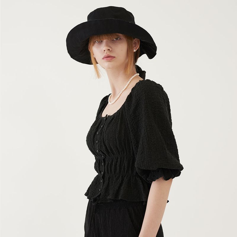 TMO BY 13MONTH(ティーエムオーバイサーティーンマンス)の「SHIRRING SQUARE BLOUSE (BLACK)(Tops)」
