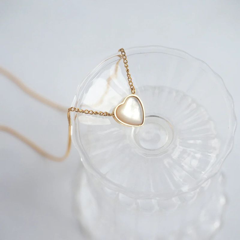 éclater（エクラテ）の「シェルハートネックレス（アクセサリー）」