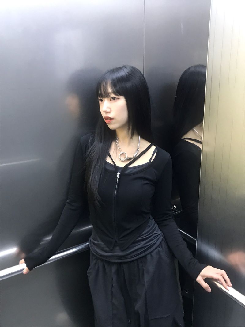 Unique V-Strap Zipper Slim T-Shirt