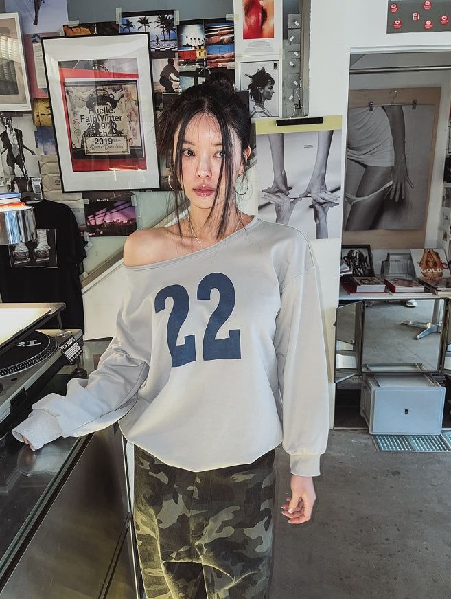 22 Cutting Off-Shoulder Sweatshirt