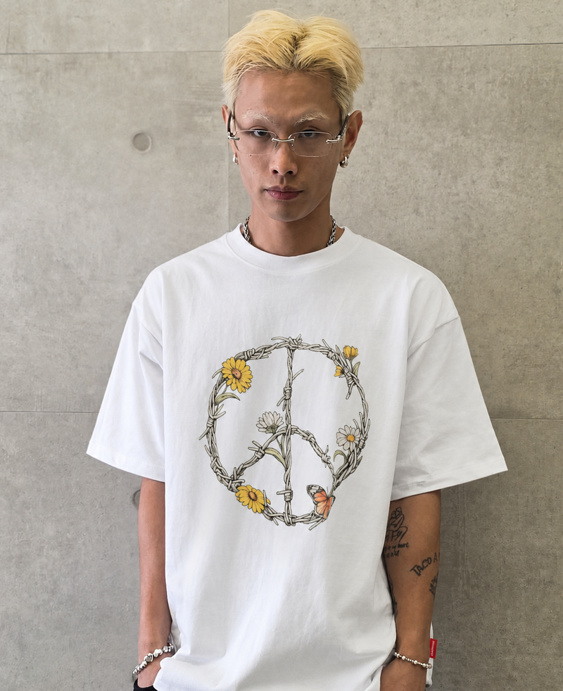 VENTIQUE（ベンティーク）の「VENTIQUE ピースグラフィックTシャツ 2color（トップス）」