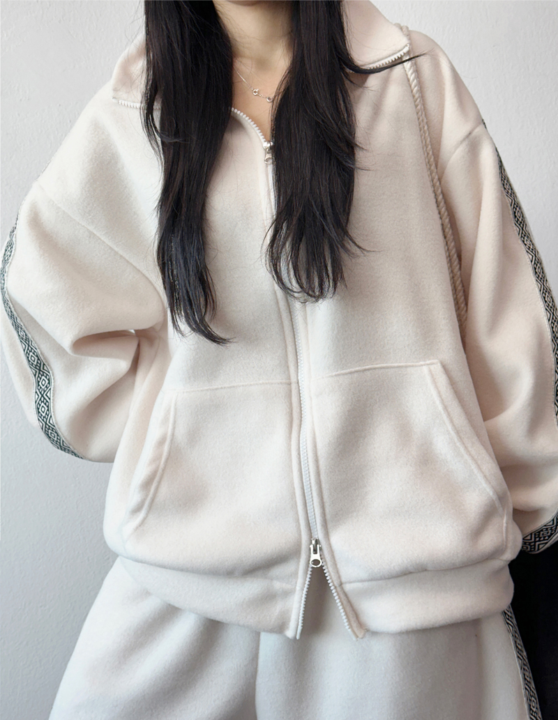 CCORTTI（コルッティ）の「Bohemian Side Track Fleece Balloon High-Neck Zip-Up 🖤 3 Colors（Tops）」