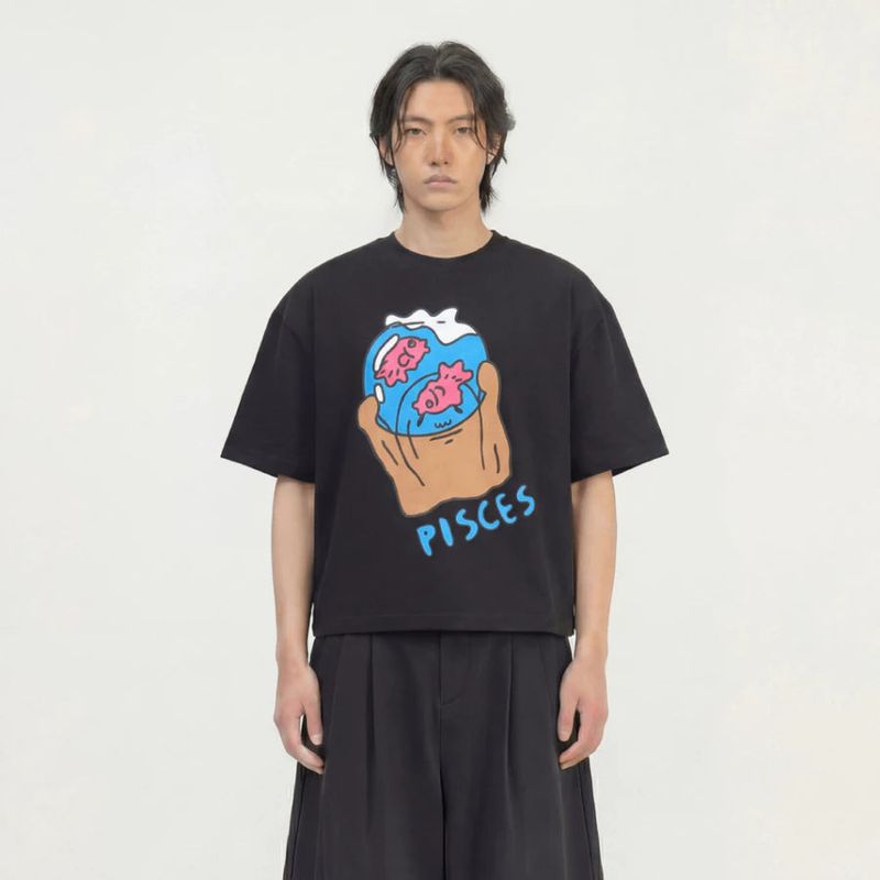 Peanut Stain（ピーナッツ ステイン）の「PEANUT STAIN - ワッツユアサインゾディアックピスケスボクシーTシャツ（トップス）」