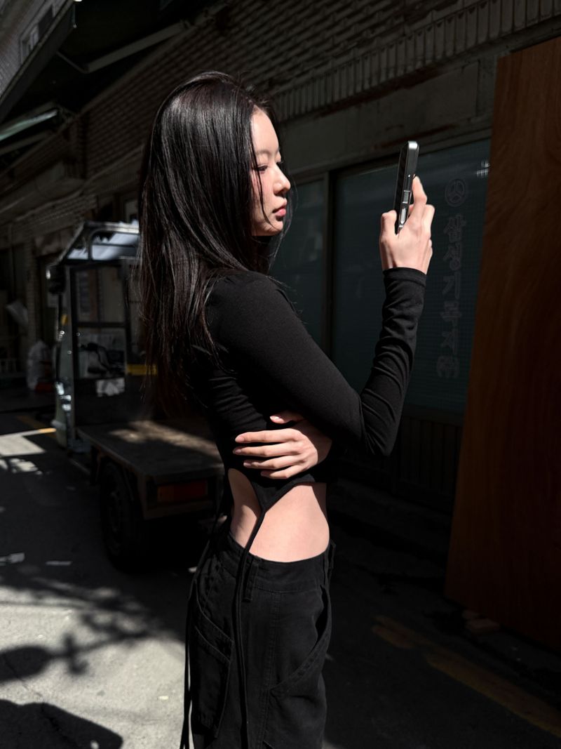 STRAP POINT TEE