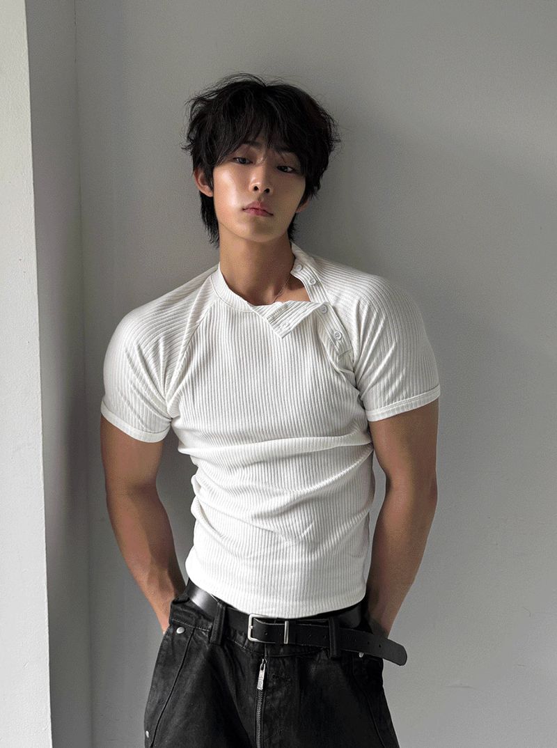 Side-button muscle-fit short-sleeve knit