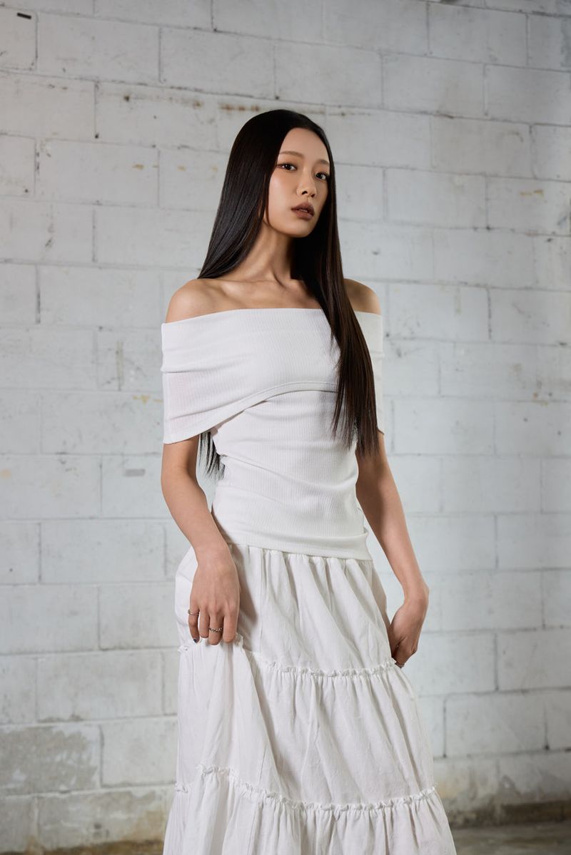 vadefy(ベイディフィー)の「Drape Off-Shoulder T-Shirt - White(Tops)」