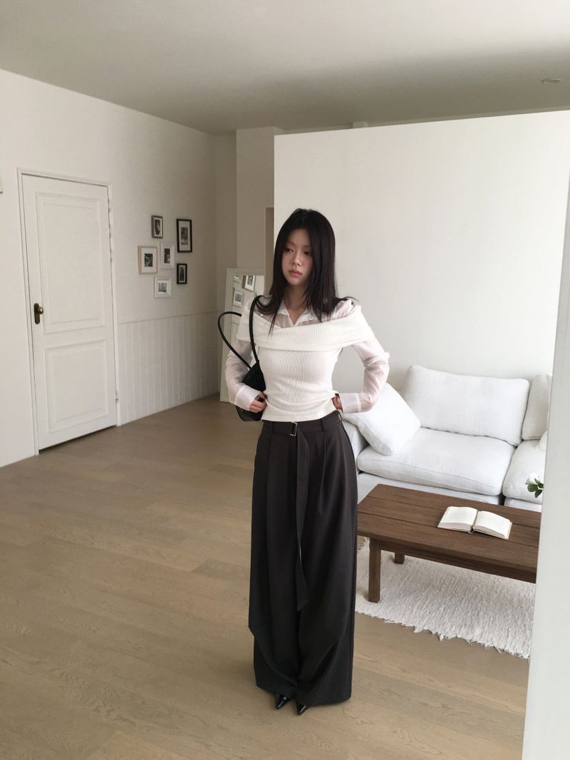 Off-shoulder knit shirt