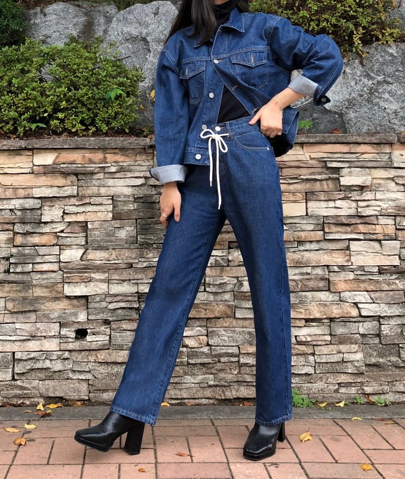 JEON SO MIN SEMI-WIDE FIT STRING POINT DARK DENIM PANTS [17708]