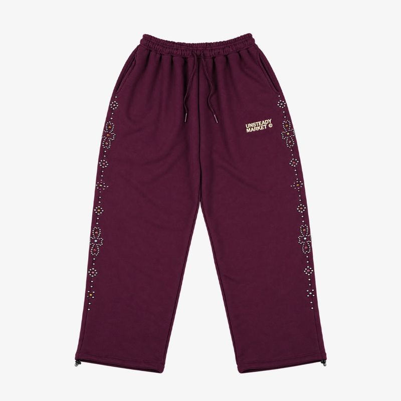 UNSTEADYMARKET（アンステディマーケット）の「ラインストーン スウェット パンツ ボルドー（パンツ）」