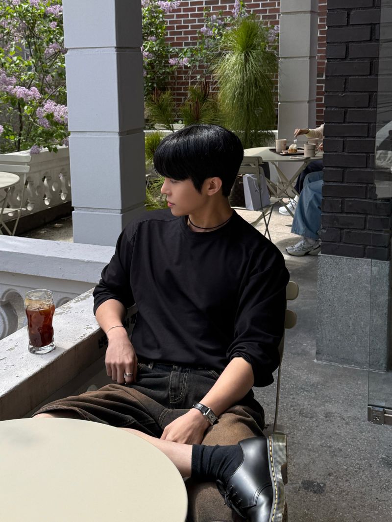 Broad shoulder cut line long sleeeve
