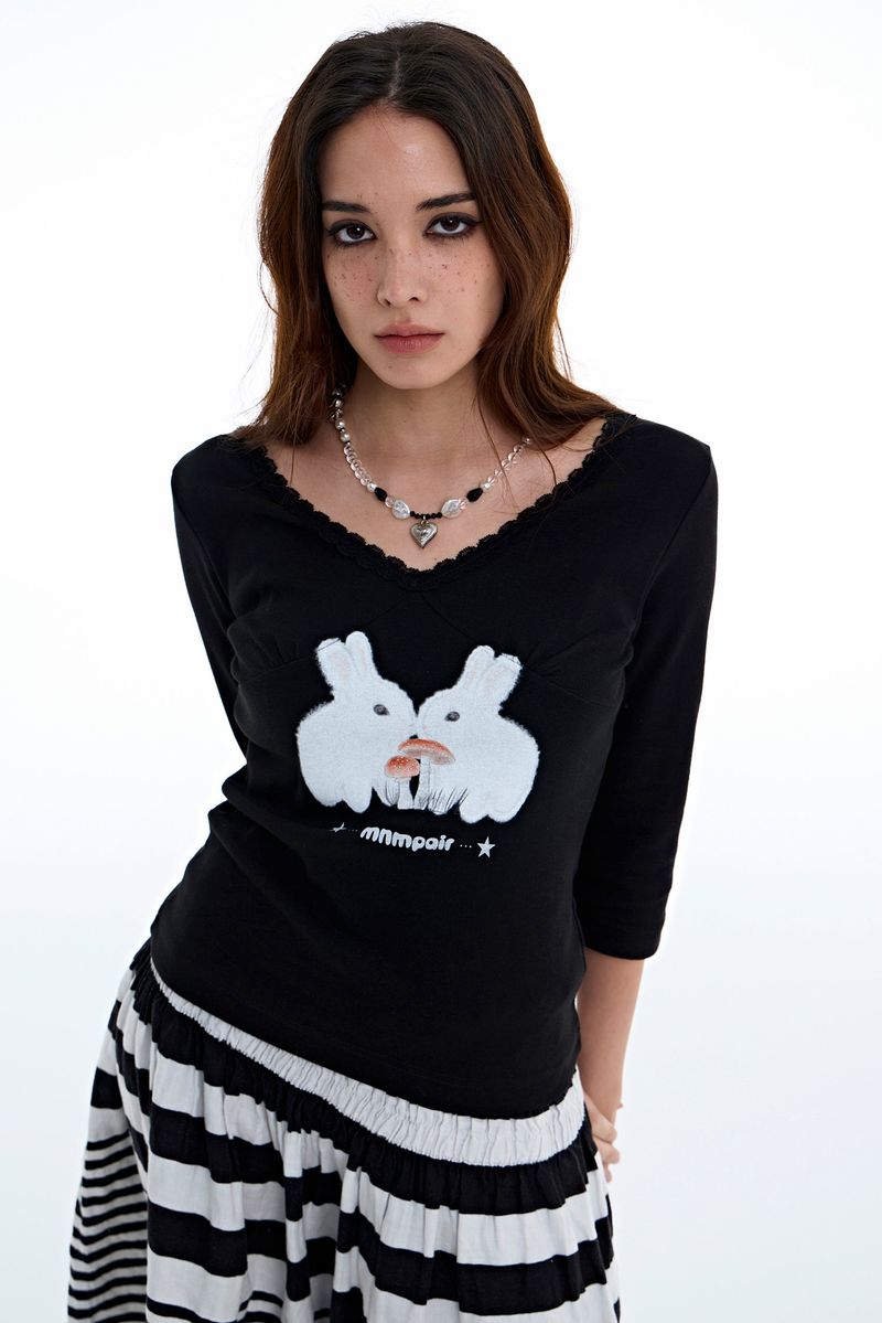 Rabbit Lace V-Neck Tee [Black]