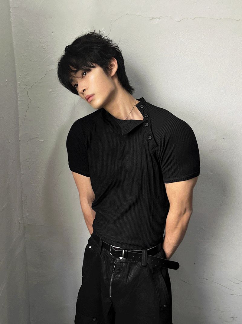 Side-button muscle-fit short-sleeve knit