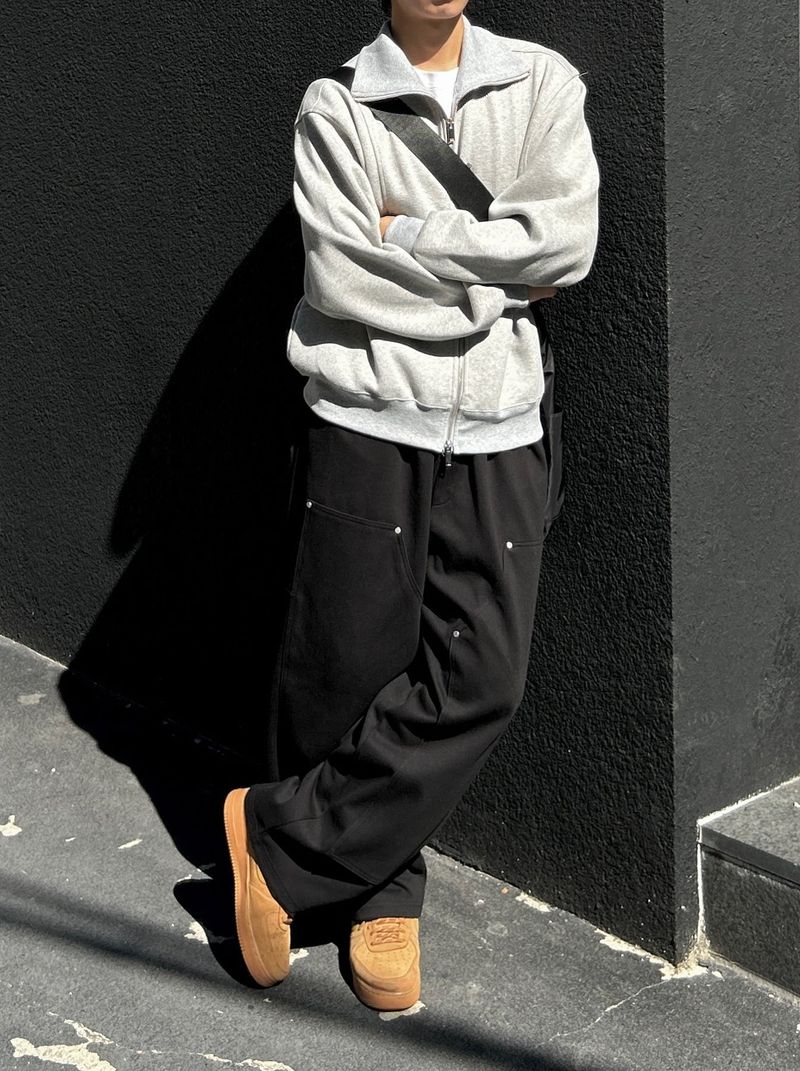 WET DOUBLE KNEE RIVET SWEAT PANTS