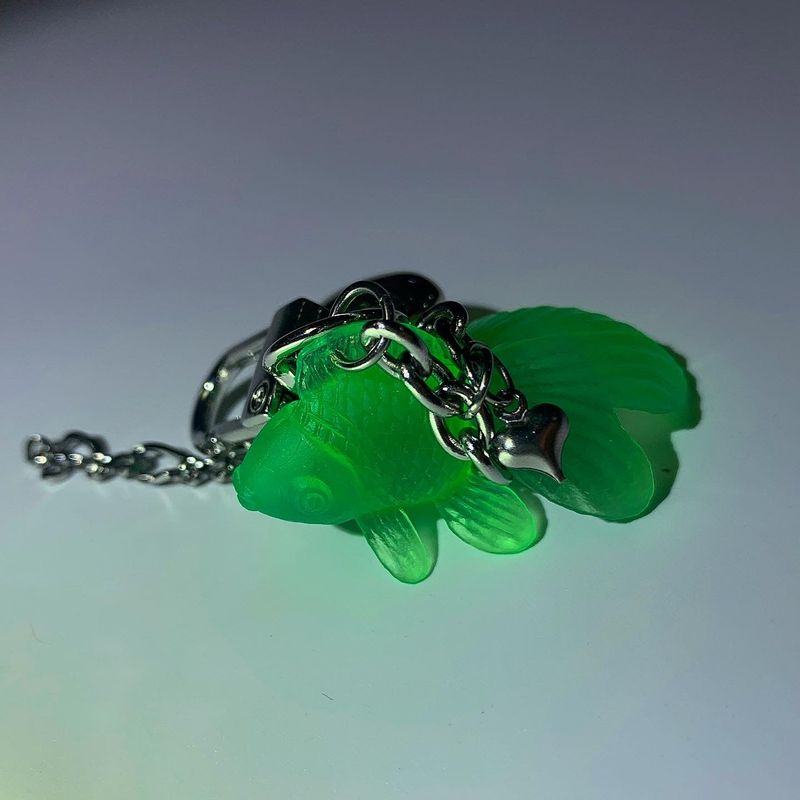 Tied goldfish keychain (color random)