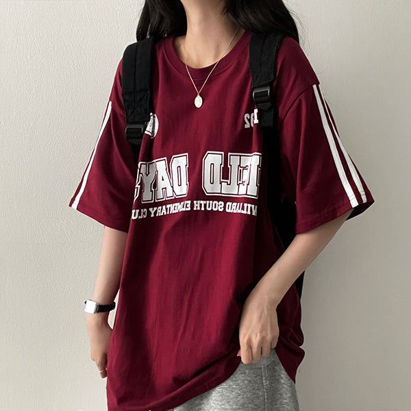 hijjoo（ハイチュー）の「May Dujul Track Boxy Fit Short Sleeve Tee （Tops）」