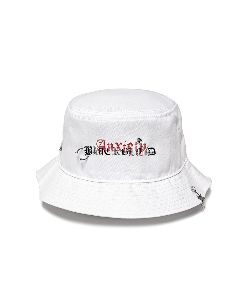 BLACKBLOND（ブラックブロンド）の「BBD アングザイエティ パッチ バケットハット (White)（帽子）」