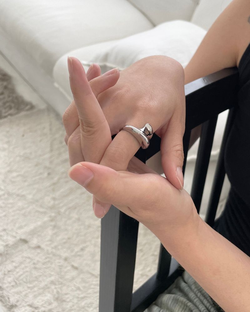 Fluid Curve Ring