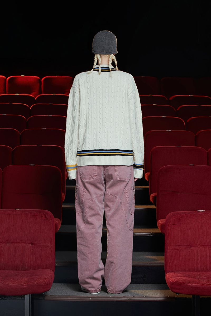 CABLE V NECK CRICKET KNIT / IVORY